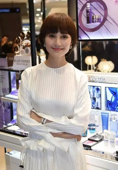 波波头短发搭配基础休闲装优雅大气41岁袁泉真有气质感