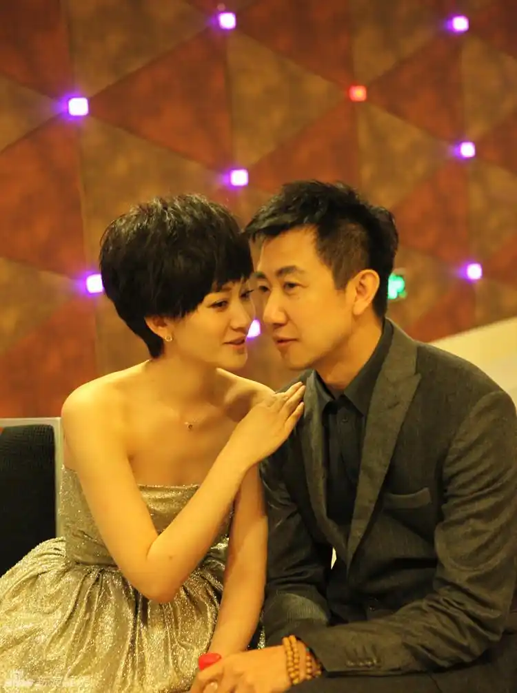 组图:李小冉与鄢颇首次携手亮相 准妈妈备受呵护_文娱新闻_淄博大众网