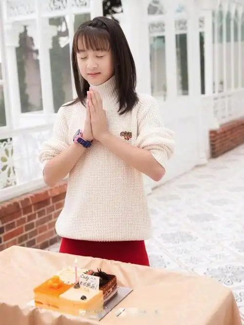 森碟过生日,麻花辫配空气刘海,还是那个"风一样的女子"吗?