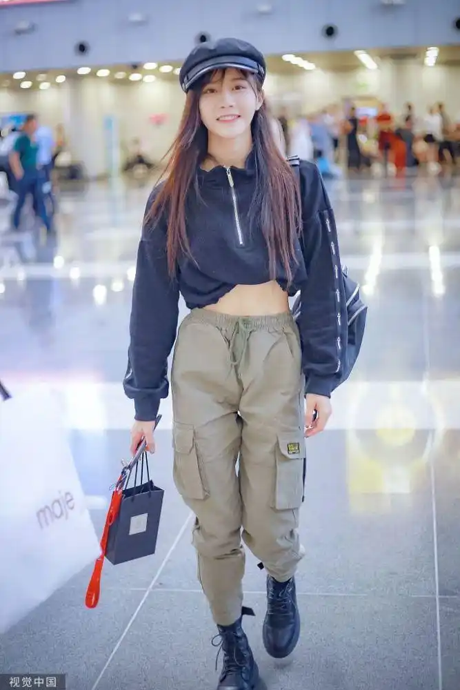 段艺璇穿露脐装,秀六块腹肌,甜笑比耶美呆了!