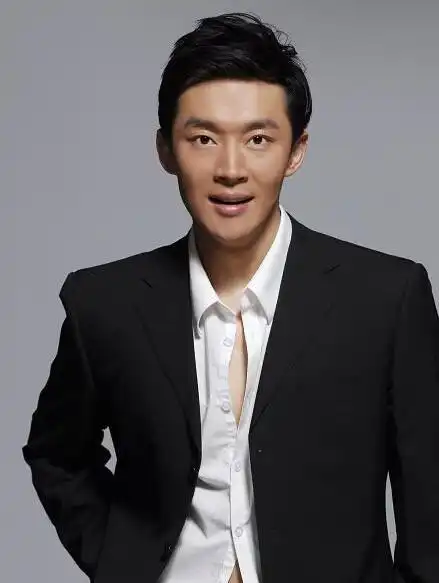 于北京,毕业于中央戏剧学院1999级表演系本科音乐剧班,中国内地男演员