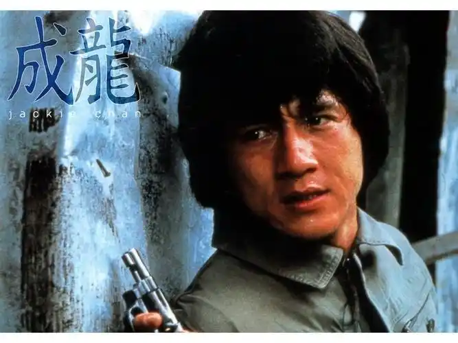 其实成龙的电影并不算是纯正的功夫电影,只是以搞笑为主,他自己都不