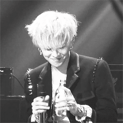 权志龙笑容帅气gif动图_动态图_表情包下载_soogif