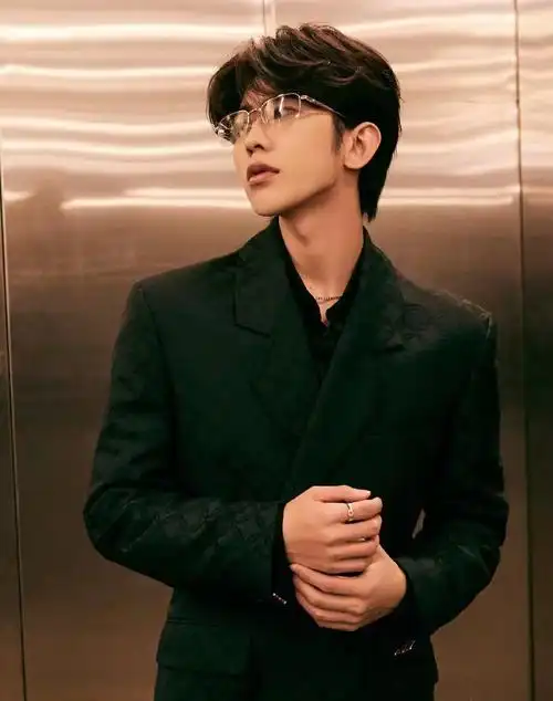 蔡徐坤黑色暗纹西装配银边眼镜温文尔雅贵公子造型时髦又干练