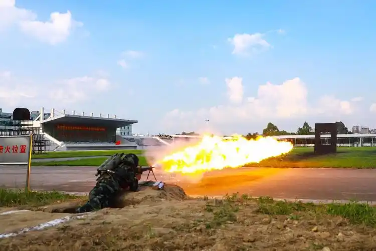 直击武警喷火兵实喷训练