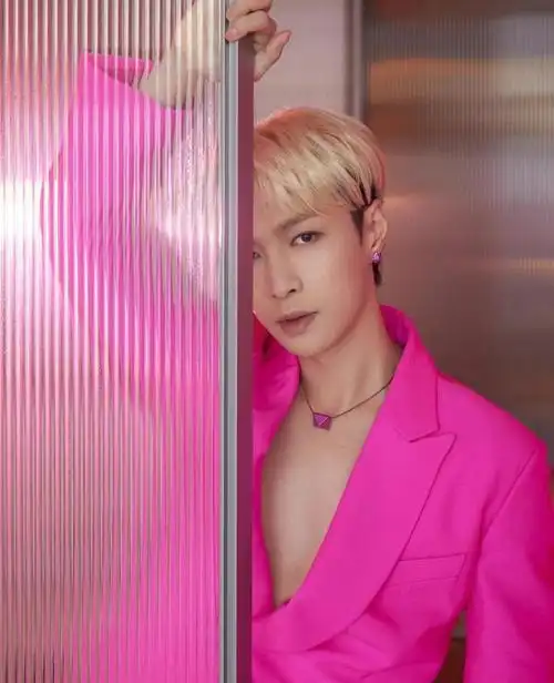 张艺兴出席阿那亚华伦天奴大秀黄发配玫红色西装时尚亮眼