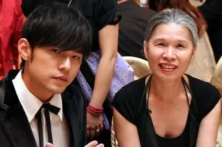 周杰伦晒叶惠美潮流近照称她是时尚妈妈叶惠美成吸睛焦点