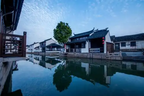 中国江苏苏州市甪直古镇小桥流水人家