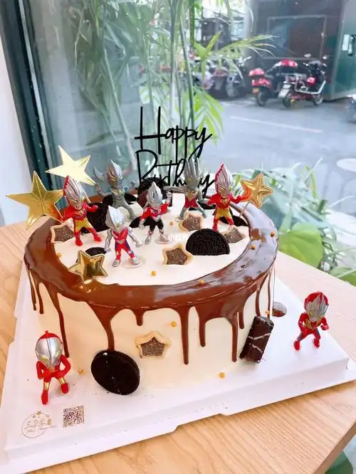 巧克力淋面奥特曼蛋糕