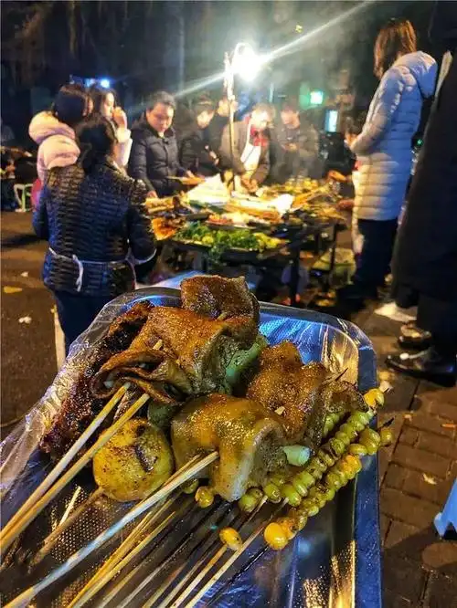 最近新蹿红家在观音桥开了十多年的烧烤摊晚上10点我跑去告了一盘