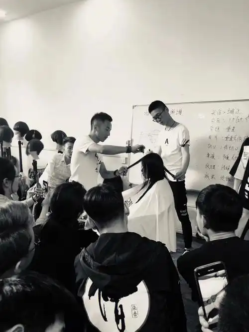 西安美发培训学校朗艺美发培训学校