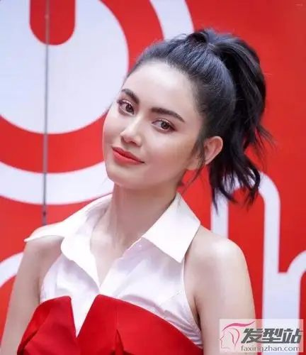 锁骨发怎样扎着才好看 这两款马尾扎法太完美了_发型站_最新流行发型