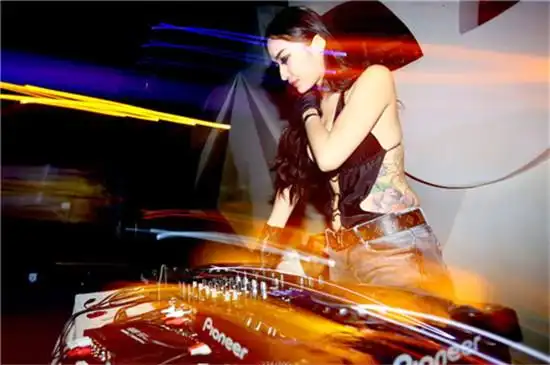 夜店美女dj打碟现场图片