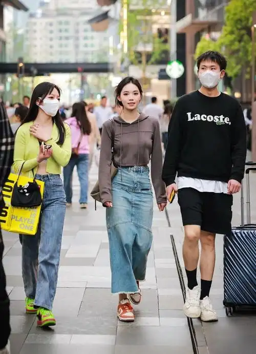 就会想到去成都太古里,"太古里街拍"已经成为当下的时尚热门词