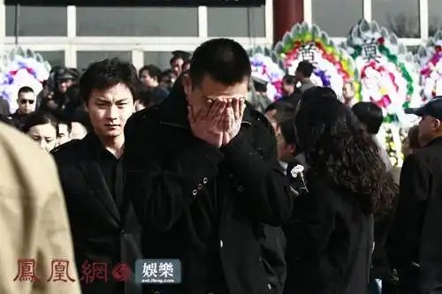 众星参加李钰葬礼 李冰冰墨镜遮泪眼险些哭晕(组图)
