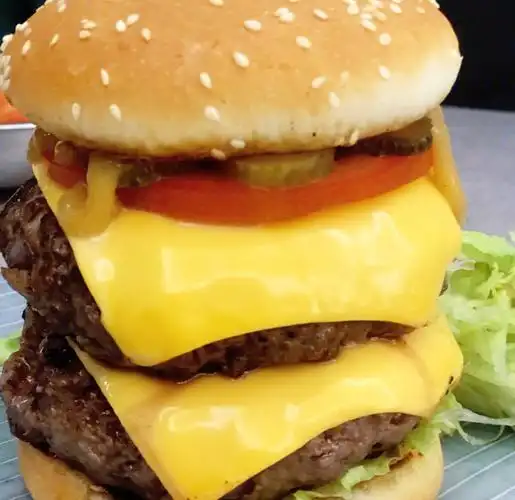 爆汁双层芝士牛肉汉堡咬上一口超满足
