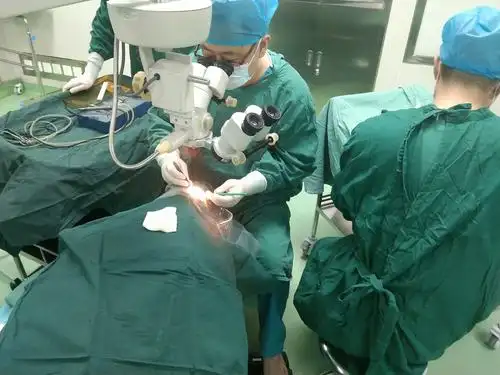 图为裴教授亲自为患者行白内障手术