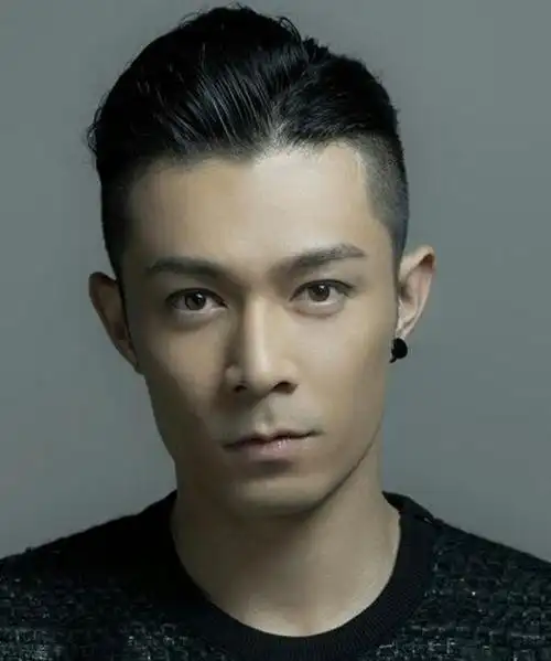 张艺兴侧梳背头似翩翩少年