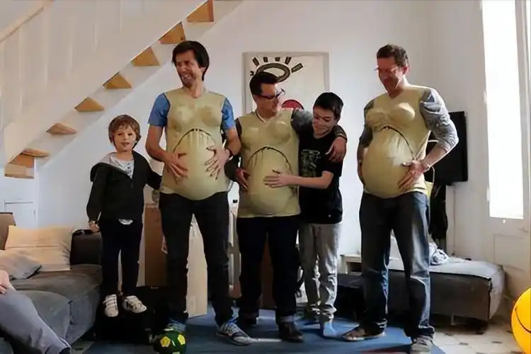 2020年美国男子自然怀孕生下一男婴孩子该叫爸爸还是妈妈