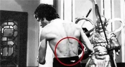 原创7张李小龙罕见肌肉照体脂含量仅3背部圣诞树吓坏外国人