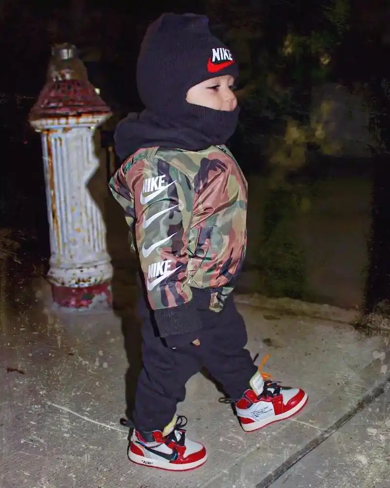 壁纸丨一岁的小孩,已经穿上了最潮的单品!