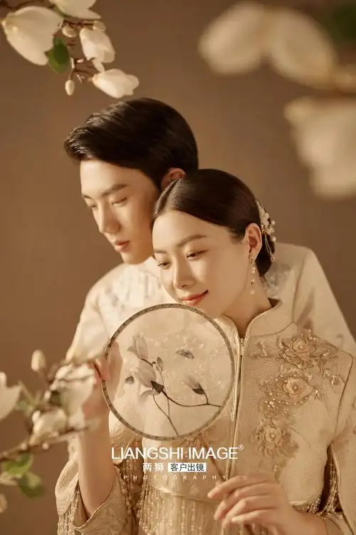 秀禾服室内婚纱照描绘古典爱情画卷