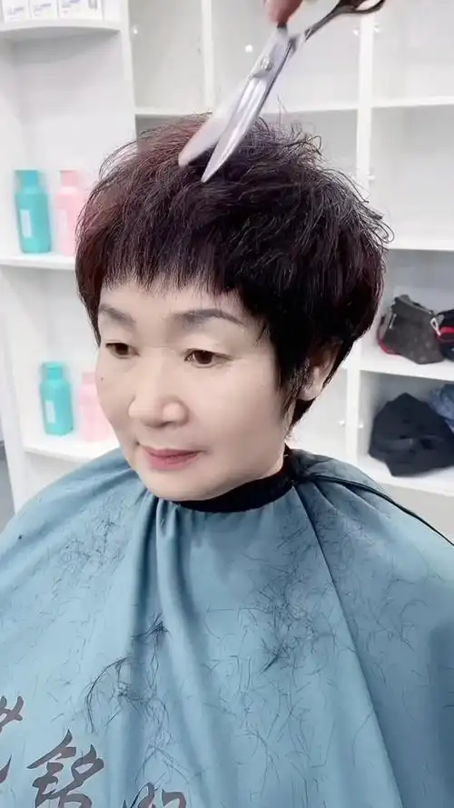 60岁阿姨这款短发,减龄20岁