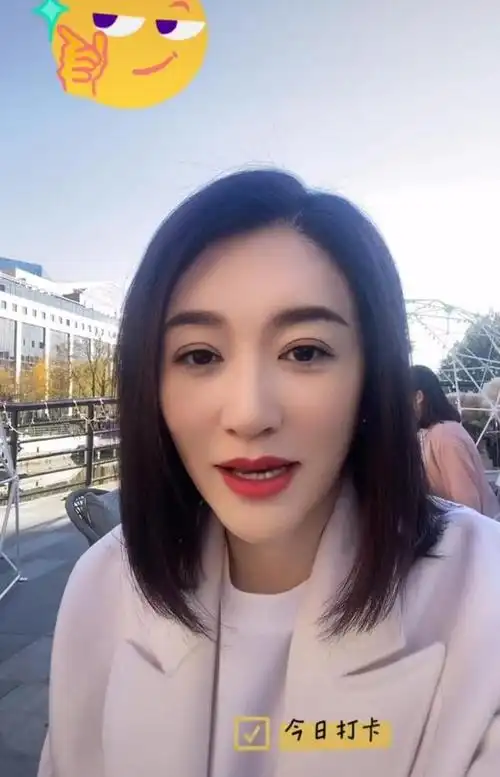 李小冉罕见晒自拍化浓妆刻意装成熟还没素颜清纯漂亮