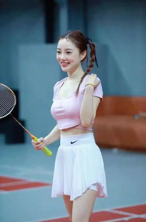 42岁李小璐晒打球照片,皮肤白皙身材苗条,被赞少女感满满_女性_网友