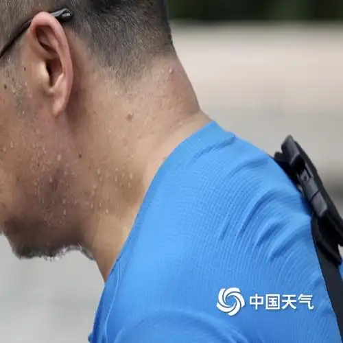 北京"桑拿天"闷热异常 街头行人汗流浃背