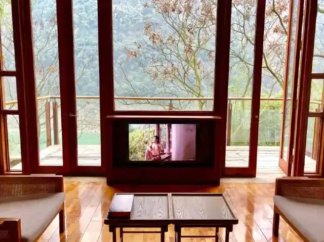 她是"中国最美悬崖酒店",开业8年,用31间房颠覆你的重庆映像