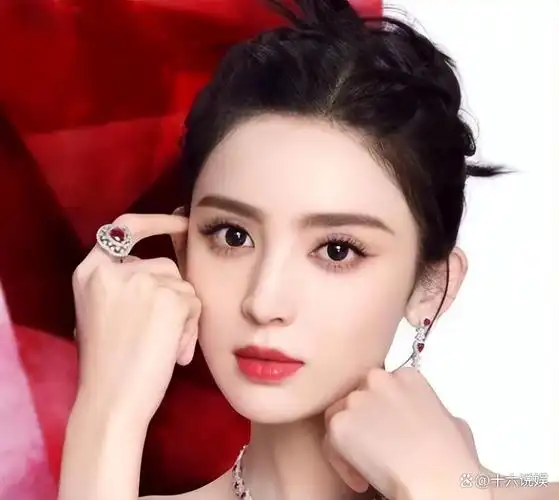 古力娜扎与成龙同庆70岁大寿亲密合影曝光年龄差距38岁