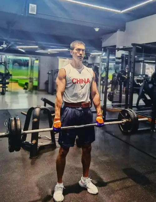 电视剧《功勋》里的大老粗,竟然有一身腱子肉,棱角分明如雕刻!_纪焕博