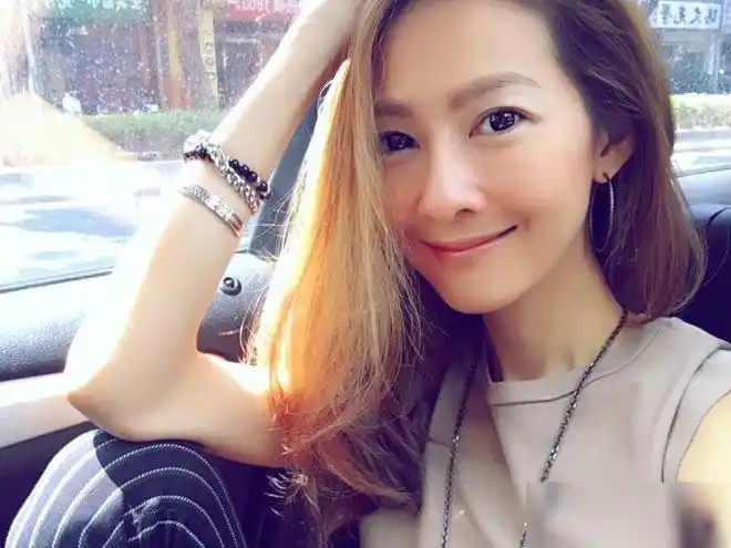 何润东晒与妻子出游照两个人笑得也是非常开心真是让人羡慕