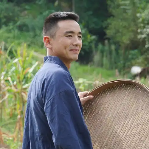 农村小伙把取下的蜂蛹泡酒哎呀这种泡酒有点巴适哦