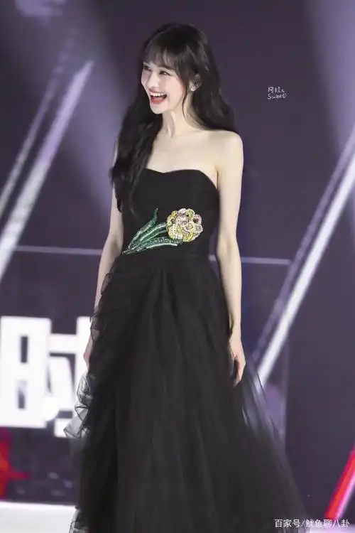 郑爽粉色纱裙出席红毯,生图绝美