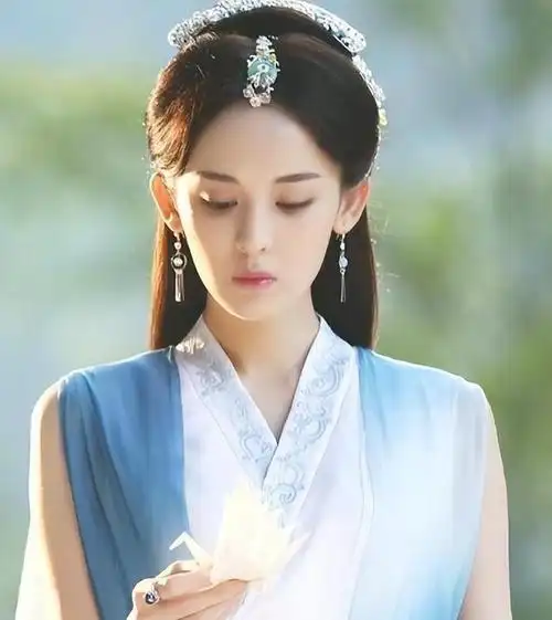 尊重隐私权中国新时代演员古力娜扎因其出众的外貌和曾出演《轩辕剑》