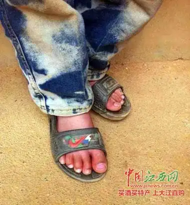 金官报道:已入初冬,天气渐寒,赣县山区一教学点的孩子们还穿着凉鞋