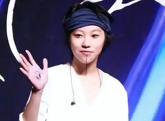 钠的女儿hilary,水原希子这样的前辈,也有像杨颖的时装设计师rebecca