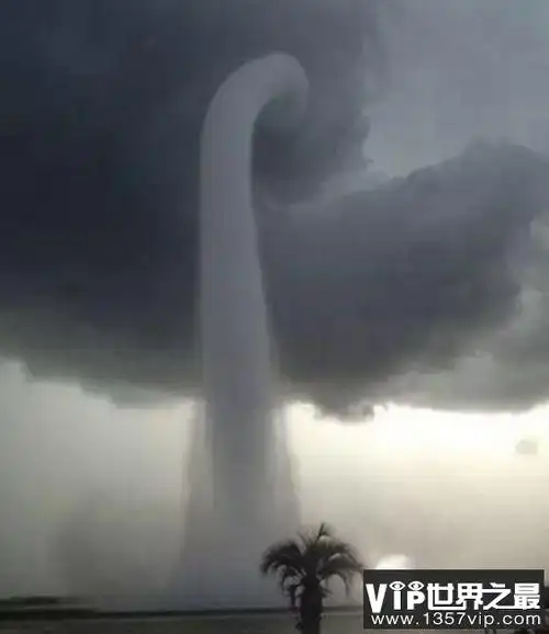 水龙卷和火龙卷谁厉害,火龙卷和水龙卷撞一起会怎么样?