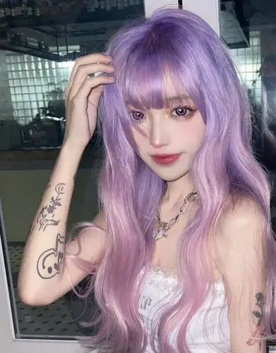 机智张被偶遇,原相机生图颜值扛打妆容精致但脸比手