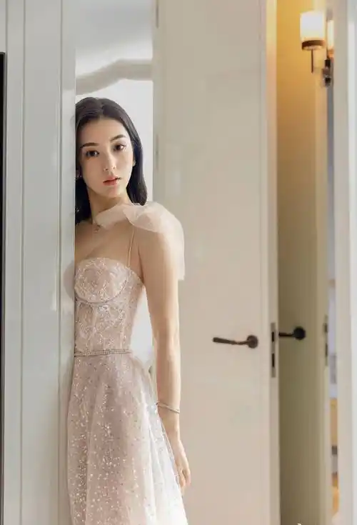 天王嫂方媛穿搭新高度,黑色内衣配豹纹外套彰显性感身材!