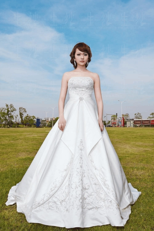 仙逸唯美 抹胸缎面刺绣修长拖尾新娘婚纱
