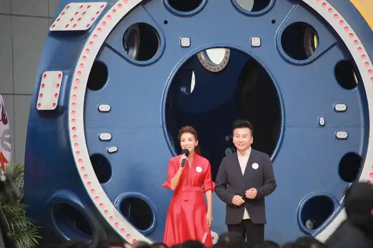 朱迅和张泽群久违同台,网友感慨央视综艺频道仅剩的两位"老人"_朱军