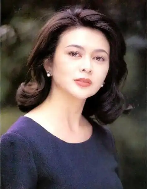 62 岁关之琳与小 3 岁已婚富豪敦煌行亲密,正妻竟还感谢引争议