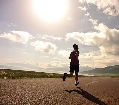在家中沙发的老人男青年,手捋头发,脸,湿,水美女,户外,听歌,跳舞女人