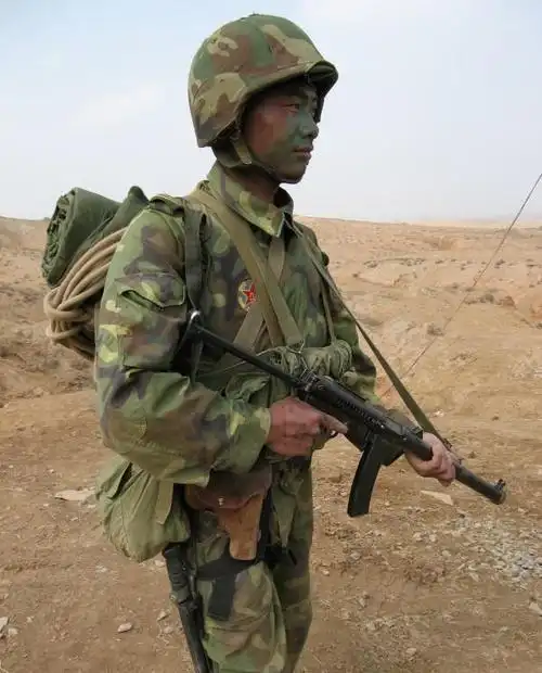 1/7 中国造85式冲锋枪:特种兵人手一把,虽然很丑但是很有用!