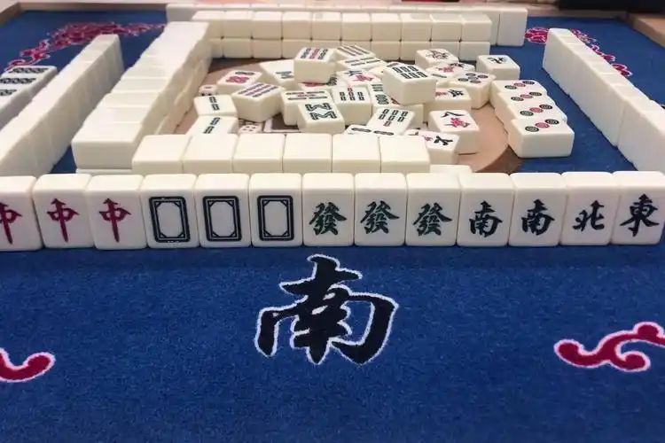 麻将小姐姐杠红中大三元的牌都没听上家就自摸胡了