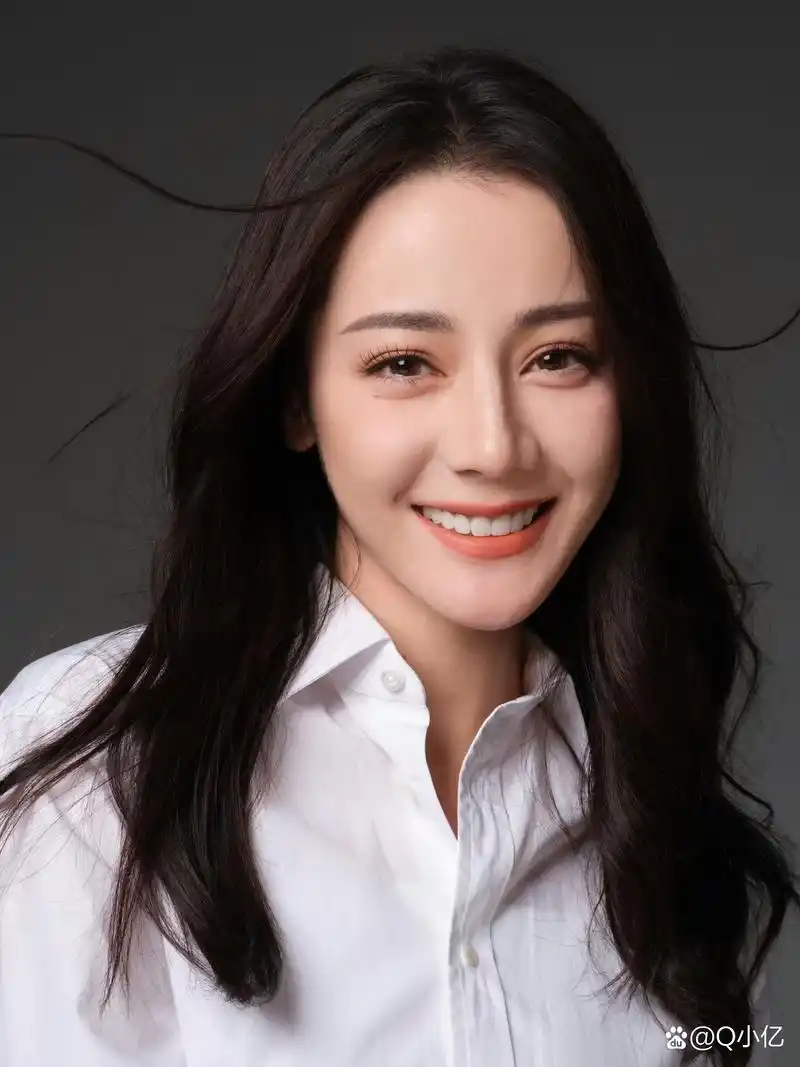 2,圆脸女星最近在磕一个角色,因为身才不符合,私下喝沐小白的花芊