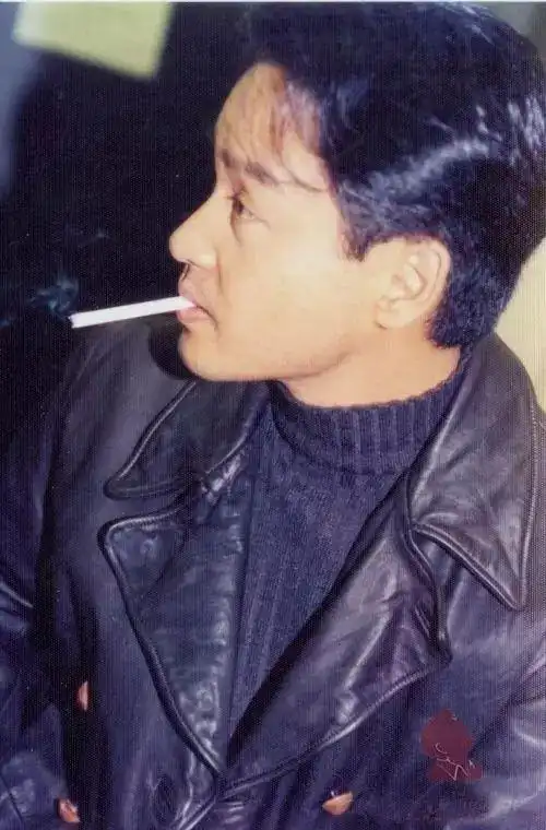 多数人这天拿他刷爆朋友圈,我却参考他三十年前的照片成为街上的主角